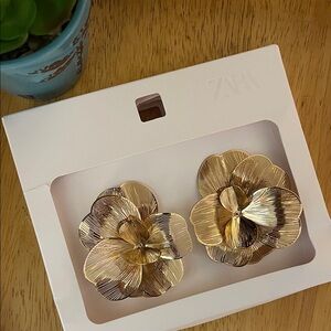 NEW in Box! Zara Gold Raised Wire Flower Metal Earring, Stud Closure.